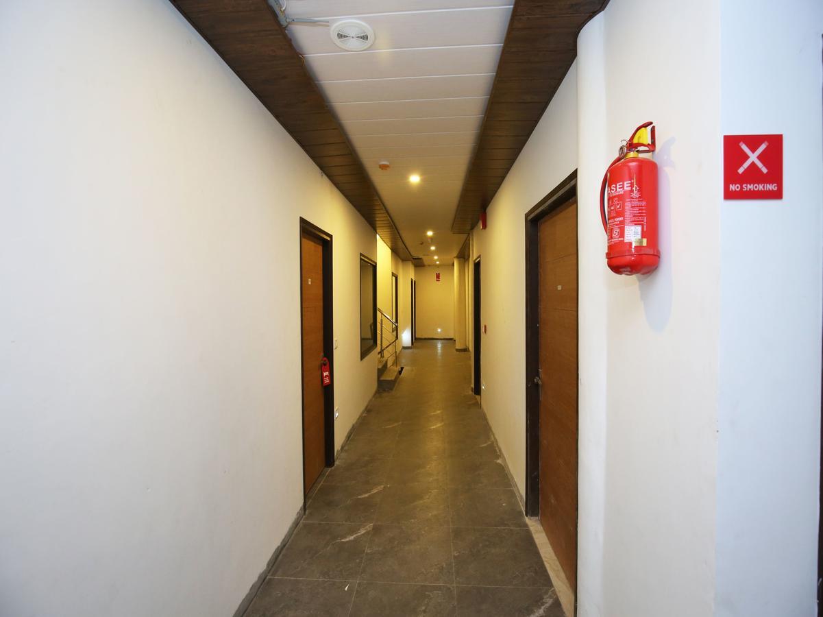 Capital O 9822 Hotel Seven Chandīgarh Zewnętrze zdjęcie
